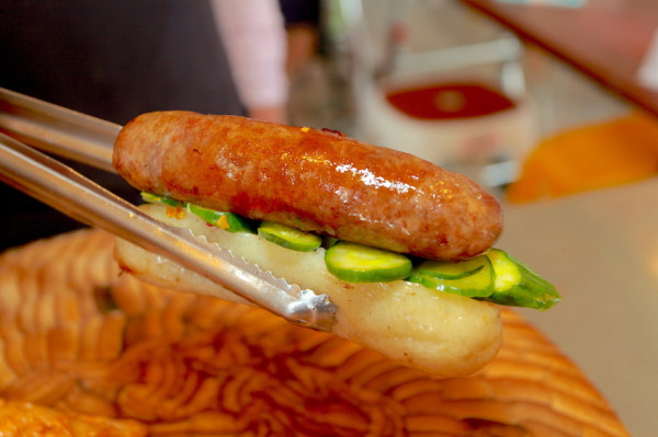 吃。台南|南區。網路查不到訊息，來自嘉義奮起湖的美食「嘉義牌 嘉義黑香腸」。