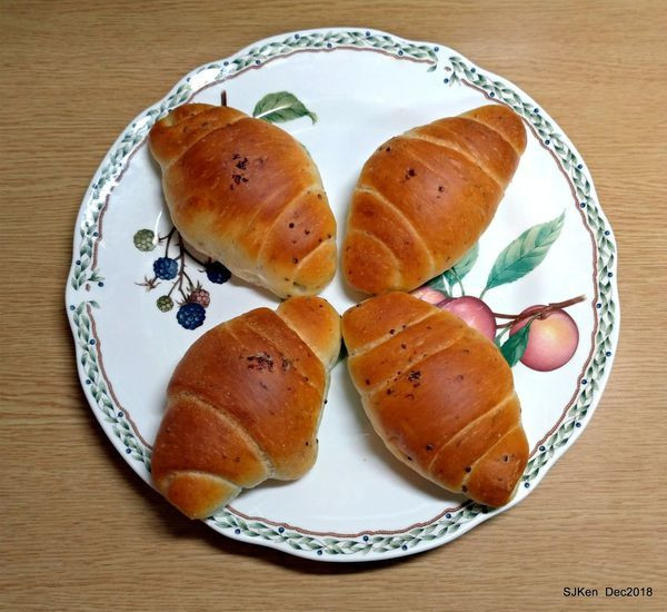 (台北捷運淡水線石牌站周邊美食)「塩パン手作麵包本鋪石牌店」--- 2018.11全新開幕優惠高CP值，「紅藜麥鹽奶油卷」買三送一，滿百再送20元折價券! 