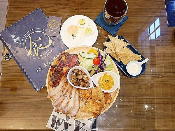 台中西區早午餐，超大份量雙人套餐，一次品嘗三種肉! 松阪豬是人氣王超好吃，泰式炸雞也很厲害-找伍食Find FiFth