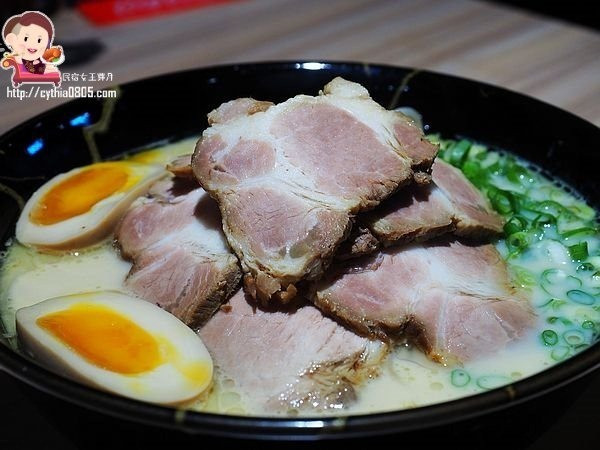 超猛的叉燒肉山拉麵在中原大學這邊，9大片叉燒讓你吃飽飽，美味的博多拉麵等你來