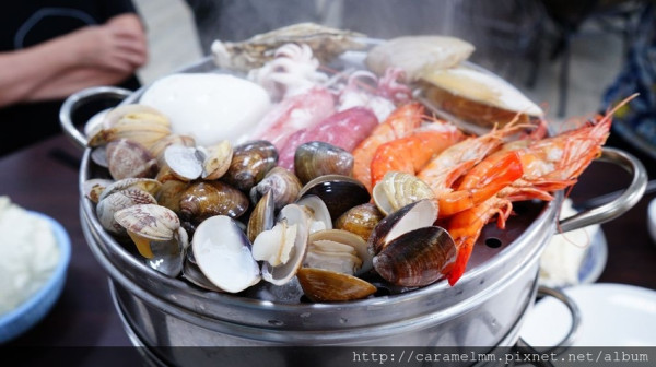 【台中南屯】牛13海鮮塔沙茶爐 每日新鮮魚獲直送 一蒸籠700元 送一火鍋湯底 適合多人前往 大墩十二街美食推薦