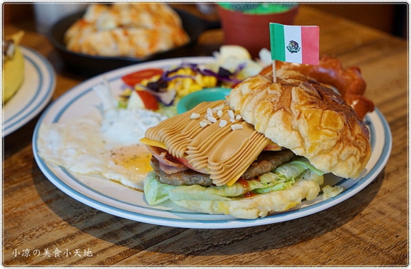 台中大里║藏匿國光花市旁文青風早午餐，香酥脆皮蛋餅、超銷魂花生醬牛肉菠蘿堡、燉飯，價格平實，ㄧ早起來就元氣滿滿！ - 小凉的美食小天地