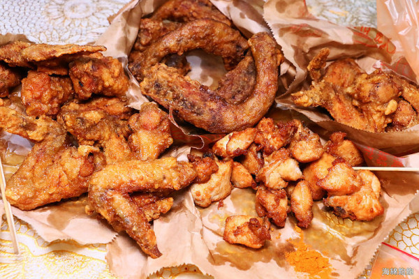 汐止秀峰黃昏市場美食『阿義炸雞』汐止最強雞翅！沒吃過別說自己是汐止人。雞翅、雞腿、雞塊、雞脖子都好吃～(台鐵汐止站/秀豐黃昏市場)