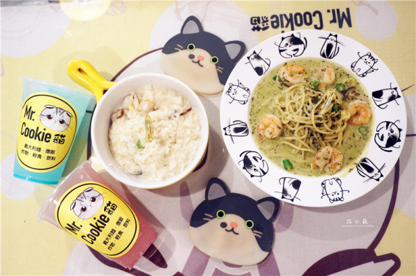 Mr. Cookie 貓。韓系黃色飲料販賣機在台中一中街啦，網美最愛，平價義大利麵，兩隻店貓超可愛的，寵物友善餐廳!