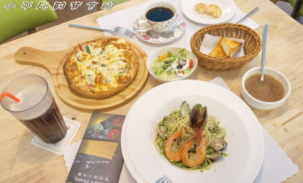 《台中南區美食》Annies House義式風味餐廳◎吃得到安心/看得到用心的健康輕食新概念◎宛如童話故事中的白雲夢幻小屋◎堅持當日採買新鮮食材/現點現作◎爆推會噴汁的~瑪格麗特披薩◎小平凡/美食篇◎