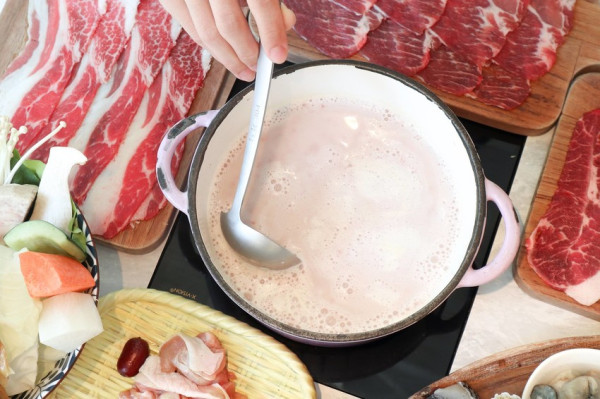 House V 好室鍋物冷藏肉專賣。讓冷冽華麗對比暖煙蒸騰的溫和敦厚，那些屬於火鍋的慵懶食光（捷運忠孝復興站）