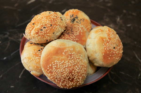 吃。高雄|楠梓區。在地知名的燒餅，銅板價格的享受「老葉炭烤燒餅」。