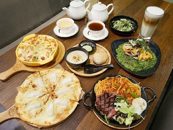 YATS台中 葉子洋食 品記宵夜-台中東區複合式餐廳  葉子大變身  一間店可以享用兩類餐點  來這邊從早吃到晚也不無聊              