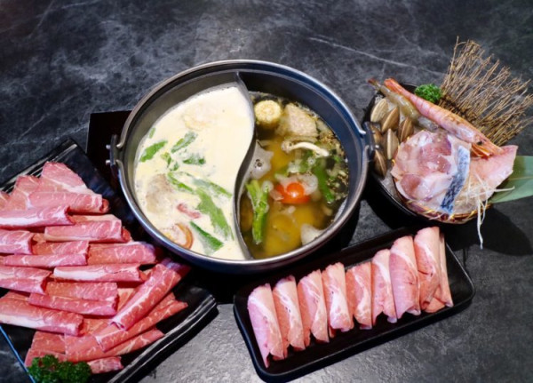 【千荷田蔬食百匯涮涮鍋 - ATT 信義店】新鮮野菜無限吃！食材新鮮、份量超多，加購活跳波士頓龍蝦只要688，超高ＣＰ值的日式火鍋 - 邦妮2兔