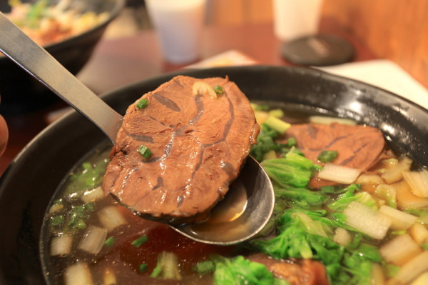 吃。高雄|楠梓區。韓國瑜美食地圖。隱藏在楠梓加工區，韓總牛肉麵值得推薦「山東ㄧ品麵食館」。