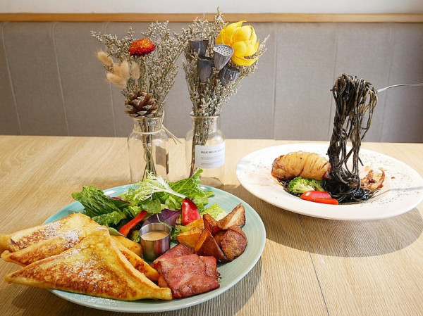 陳食空間-台中沙鹿新開幕網美早午餐  店內店外都好拍  餐點製作不馬虎且份量十足  女孩們站著坐著都好拍  親切價格更誘人              