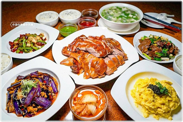 燒鵝在呼喚大家來帶回家！柴火燒鵝套餐外帶自取82折優惠，再送特製泡菜，邪惡美味全都帶回家加菜吧！