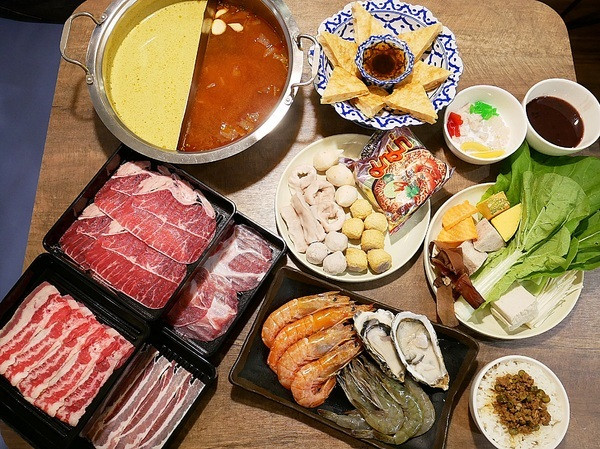 藍象廷-台中SOGO泰式料理吃到飽  不同於中友店推車送餐  自助取餐想吃什麼夾什麼  還有各式小點和摩摩喳喳DIY        
      