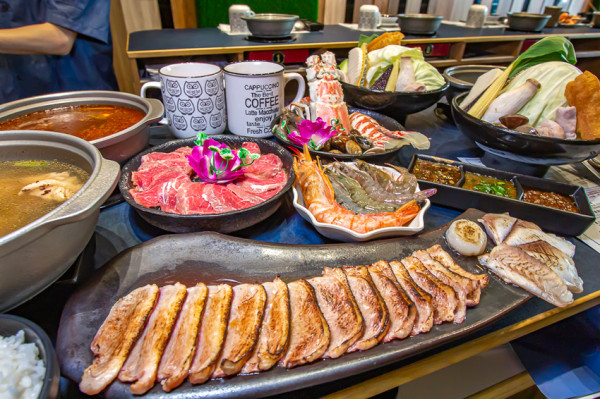 台中大里 星八鍋鍋物潮流，迷人鍋底再一發，麻辣湯頭好順喉! - 微笑Joe幸運