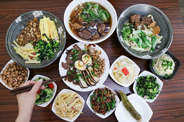 【高雄岡山】泓坤牛肉麵館 左營眷村道地口味 超級澎派小菜必點 近本洲工業區