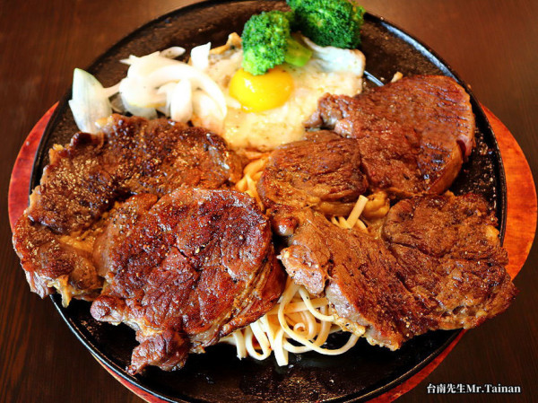 台南平價特色牛排／愛吃肉首選CP值高／份量實在吃飽吃滿不空虛／當日現煮獨家特調醬料／加飯加麵免費+自助沙拉吧吃到飽／當月壽星送骰子牛／打卡再送手工自製奶酪
