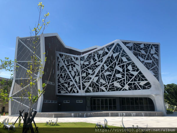 圓圓家出去玩-《台南景點》熱翻了的台南，到圖書館吹吹冷氣，2019最新ig打卡景點《台江文化中心》