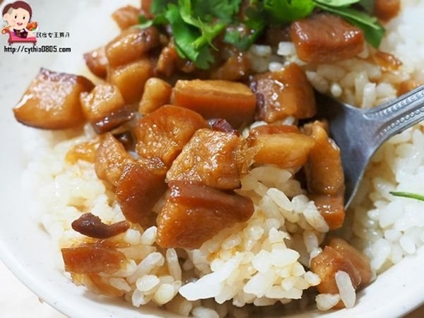 大園這家只有在地人才知道的隱藏版小吃店，手切滷肉飯真的好好吃哦!!!!!!