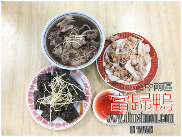 [台中小吃][南區402]【台中中興大學】國光路當歸鴨-冷冷的天來碗當歸下水米粉暖胃也暖心，未發泡脆腸才是肉品新鮮最佳保證!(台中美食 台中旅遊)
