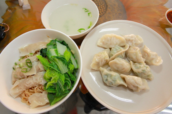 吃。台南|東區。充滿各式創意料理，跳脫傳統的口感「品元扁食水餃」。