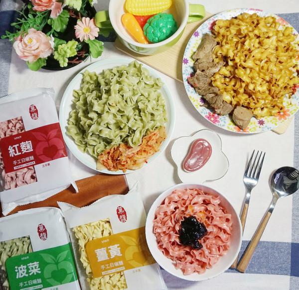 ♚宅配美食♚吉菓ichico。手工日曬。乾拌麵。純天然健康。繽紛色彩吸引了大人小孩的目光，健康美味巄底家