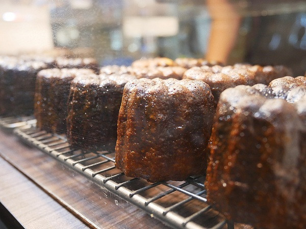 Delle bakery 德麗烘焙坊 逢甲-誰說夜市只能買小吃  經典法式甜點這邊也吃得到  酥脆外殼搭配濕潤口感  所有口味都給我包起來              