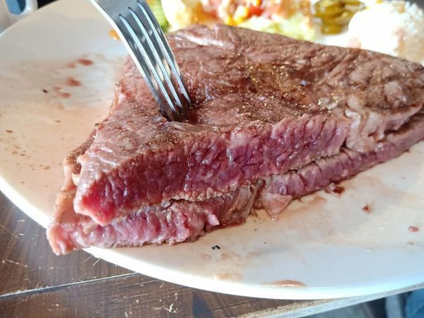 【宜蘭羅東/美食】宜蘭唯一一家用炭火直烤的牛排館！瓷盤出餐衛生度百分百！濃湯、麵包、飲料無限量供應~炙火炭烤牛排
