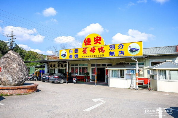 一路開往秘境，超過35年開在田中央的臉盆薑母鴨，中藥湯頭香噴噴，包廂座位乍看超像蒙古包，只有這一間沒分