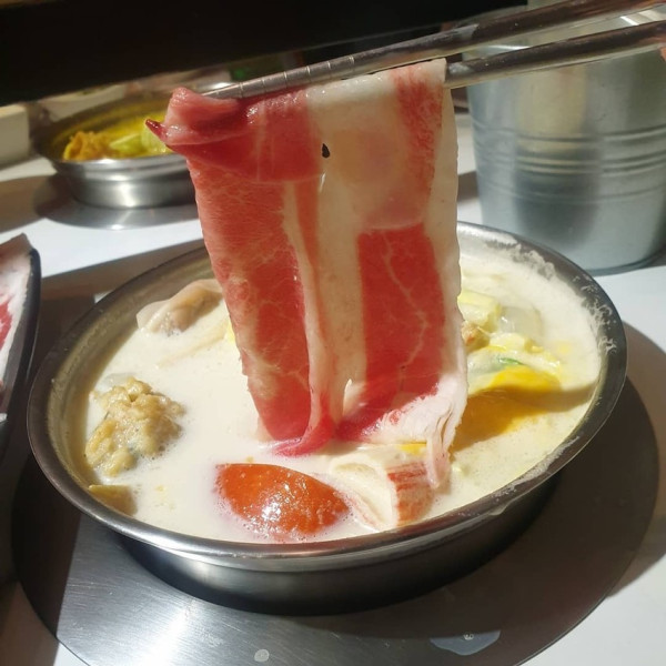 【板橋美食火鍋-加分100%鍋物 必吃牛奶鍋湯頭很優秀】以後不用到台北東區就可以吃到加分!均一價308就可以吃到好吃義式白醬鍋♥食尚期貨小咪推薦板橋好吃火鍋牛奶鍋