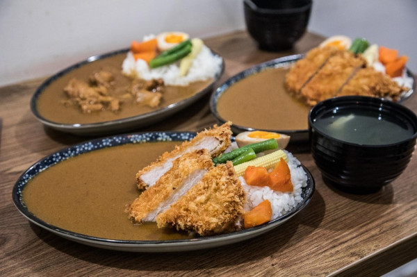 [新北板橋]板橋美食推薦，美味與荷包的和平共存，超厚炸豬排日式咖哩飯只要125元！一京咖哩 - 大手牽小手。玩樂趣