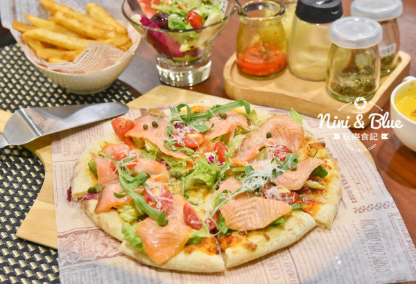 中國醫商圈美食義大利麵推薦， 路義思小館 ，手作醬料、手工披薩，蛤蠣顆顆飽滿比50元硬幣還大