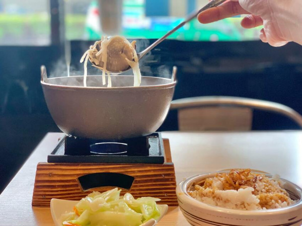 土雞熬成濃郁的湯頭，不只暖身心也跟著暖起來【暖心個人獨享土雞鍋】 　永康美食│台南個人火鍋│永康火鍋│台南火鍋