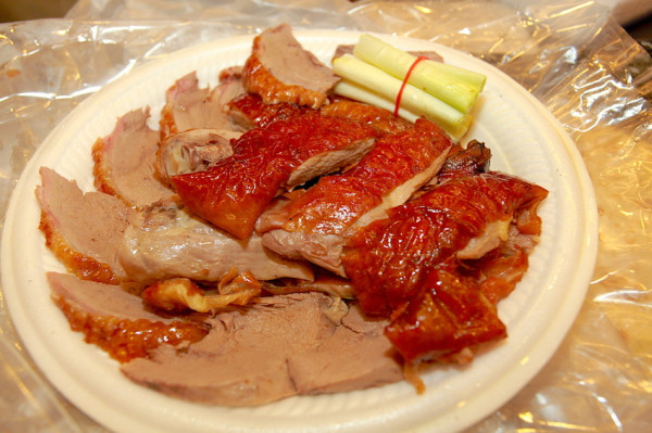 吃。高雄|岡山區。隱藏版的美味，排隊人潮不斷，晚來就買不到，口感美味定價合理「行口燒鴨.燒雞」。