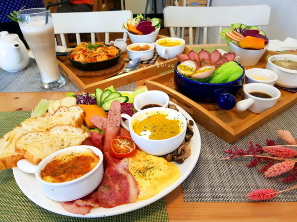 《高雄美食》凱琳咖啡❤陽明學區早午餐~這裡有巨人胃吃的大早餐！！