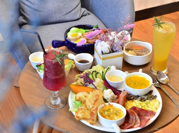 | 高雄美食 |份量十足の巨人大早餐/還有經典的叉燒飯/有溫度的早午餐/凱琳咖啡/Link Cafe