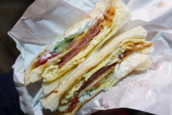 【基隆】深夜營業碳烤三明治 半夜人潮依舊多 火腿蛋三明治冷掉也好吃