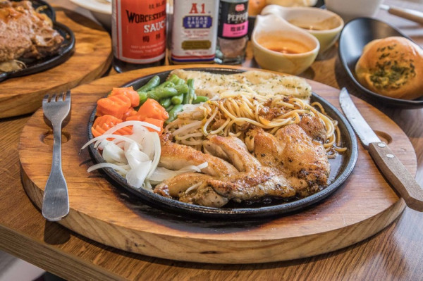 [台北內湖]台北牛排推薦！內湖平價牛排，台日結合精緻牛排，堅持使用優質美福牛肉！富士見台牛排屋-內湖店 - 大手牽小手。玩樂趣