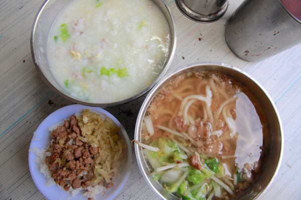 吃。台南|中西區。位在五妃街上，專賣粥品，整體口感還可以接受「 巧好粥品小吃」。