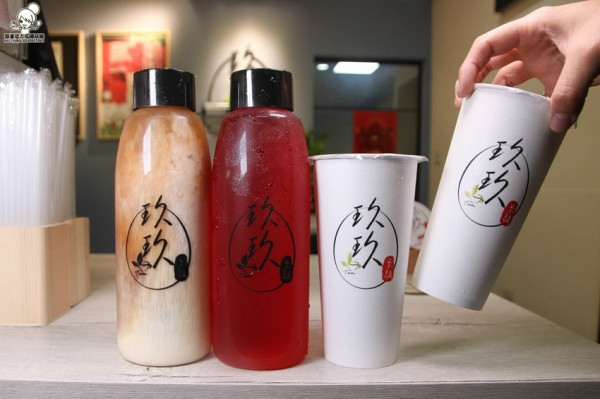 鹽埕區奶茶一條街之必嘗鮮玖玖茶舖，獨特飲品迸出新火花 X 招牌推薦白木耳咖啡、白木耳奶茶、洛神花咖啡 - 跟著尼力吃喝玩樂＆親子生活