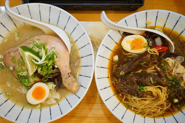 台中牛肉麵推薦~新開幕 新撰組拉麵逢甲所 地表最強牛肉麵席捲台中 豐厚濃郁的湯頭顛覆你對牛肉麵的想像 中了化骨綿掌的鄉村雞腿拉麵晚了就吃不到了