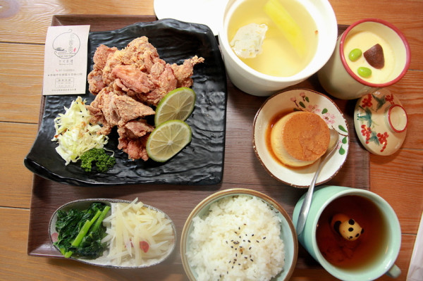 吃。高雄|左營區|榮獲2019年高雄眷村美食大賽優選店家，優雅復古用餐氛圍，整體餐點美味，值得樂天小高推薦給您品嚐「海光二村小團圓中式料理」。