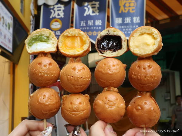 台中美食│滾滾燒雞蛋糕〃圓滾滾像章魚燒的可愛雞蛋糕，顆顆大爆漿，口味超多可以選擇～              