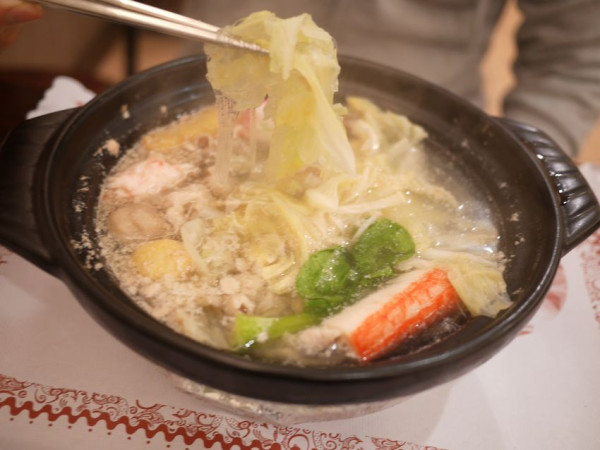  【竹北美食】轉角陶屋竹北店。CP值極高的個人鍋物，還有肉多多的咖哩飯。(內用白飯、飲料免費續)