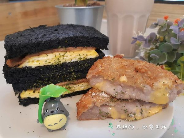【台中】台中特色早午餐，魚吃土。手作三文治，黑磚吐司黑漢堡是招牌特色，芋泥可樂餅限量供應