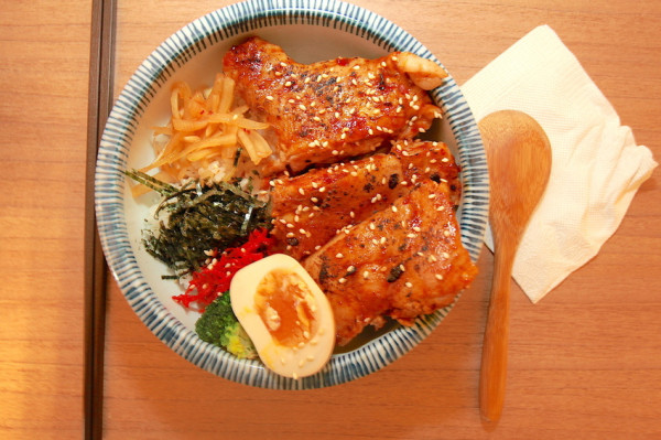 吃。台南|中西區。專賣日式丼飯，很容易客滿，餐點口感普普售價便宜，比較推薦火烤雞腿丼「食餓点 hungry now」。