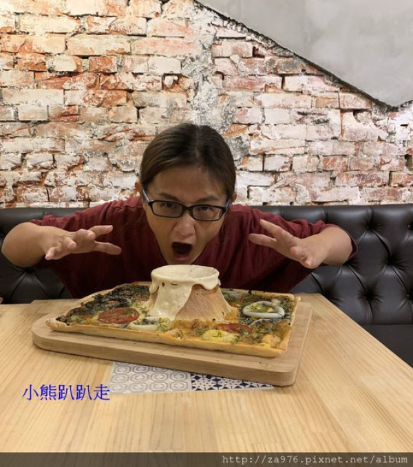 石牌餐廳聚餐好選擇 QNight餐酒館享用獨家海鮮黑炭比薩火山、紐澳良烤雞翅，文青、網美的最愛