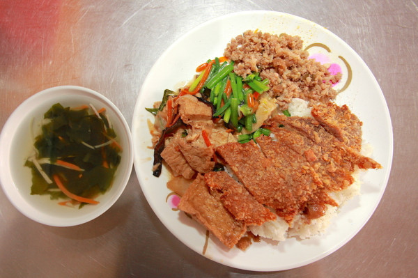 吃。高雄|左營區|左營大路美食。隱藏版便當美食，獨特酥肉飯，整體口感值得推薦「店仔頂路酥肉飯」。