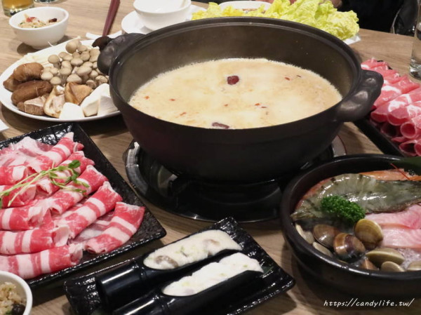 台中美食│火鍋106-粵式豬肚煲鍋〃公益路火鍋推薦，必點招牌湯頭胡椒豬肚雞鍋，熬煮40小時，湯頭濃郁又好喝～