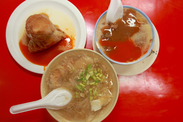 吃。高雄|橋頭區|老街美食。隱藏版美食，飄香超過30年，CP值超高傳統小吃美食「橋頭老街土魠魚羹」。