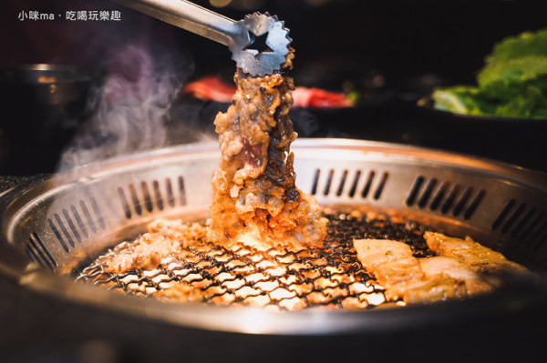 瓦崎燒烤火鍋 台北忠孝店 ▏火烤兩吃 頂級牛小排、生蠔、啤酒 吃到爽、喝到飽。平價高CP 聚餐好選擇。東區燒烤吃到飽推薦。捷運忠孝復興站